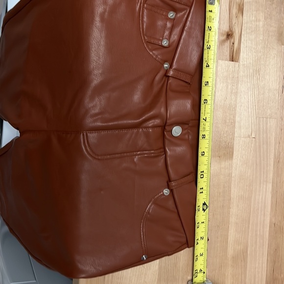 Brandy color faux leather leggings  back pockets functional - Picture 4 of 6